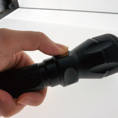 堅い手持ち型の潜水LEDの懐中電燈押しボタン スイッチとの600の内腔