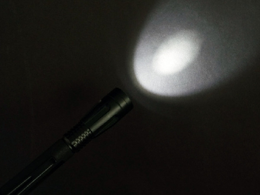 2aaaによって刻まれるLEDのペンの懐中電燈平らなレンズのタイプ アルミ合金ボディ材料