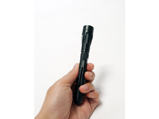 刻まれたアルミ合金2AAAの戦術的なペンの懐中電燈平らなレンズのタイプ