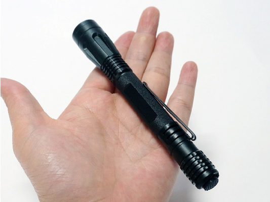 刻まれたアルミ合金2AAAの戦術的なペンの懐中電燈平らなレンズのタイプ