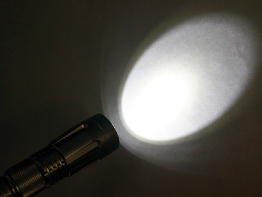 個人的な自衛屋外LEDの懐中電燈の再充電可能なタイプ高い内腔