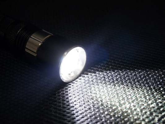 高い明るさの消防士LEDの懐中電燈平らなレンズのタイプ1mの耐衝撃性