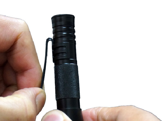 クリー族小型の屋外LEDの懐中電燈のトーチ6400K 46mのビーム間隔の鉛筆の形