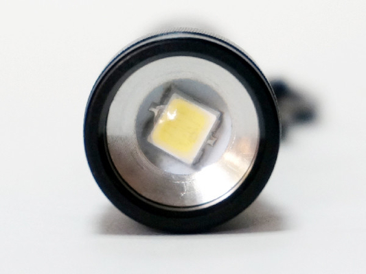 小型ズームレンズの1の暖かい白LED キーチェーンの懐中電燈* AAAの乾電池