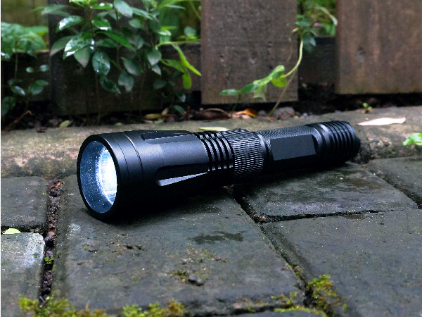 自衛再充電可能なLEDの懐中電燈IPX7の軍の等級の黒色